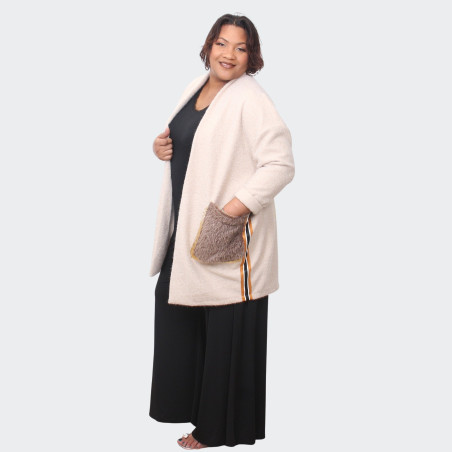 Cardigan grande taille avec poches décoratives et fausse fourrure