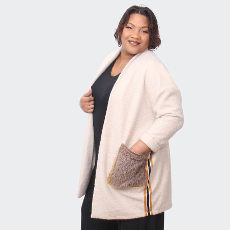 Cardigan grande taille avec poches décoratives et fausse fourrure