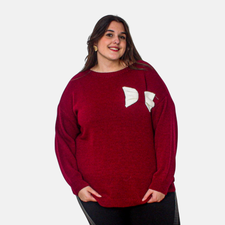 Pull rouge  avec un nœud blanc